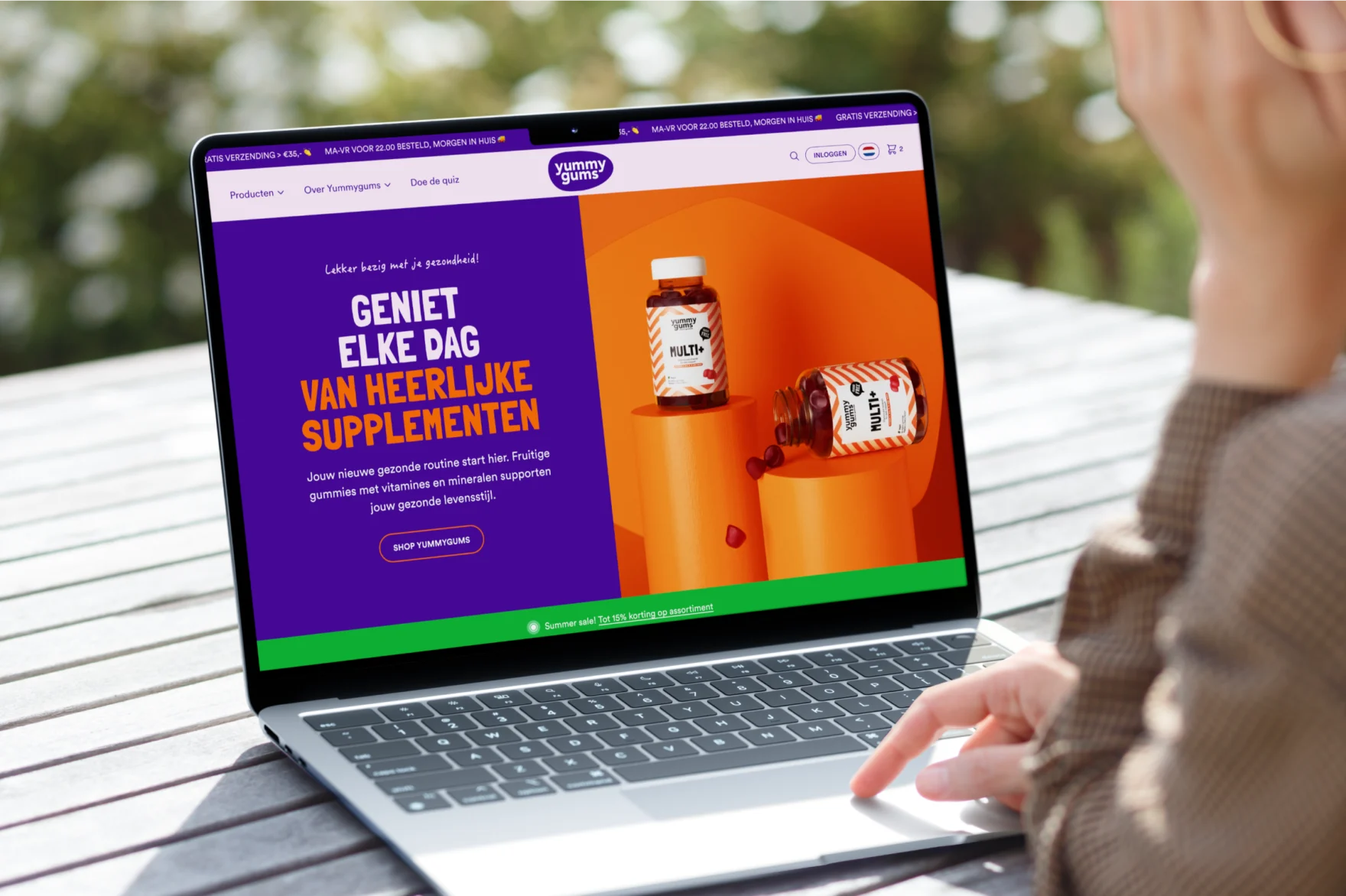 Startpagina van de Yummygums-website, weergegeven op een laptop, ontworpen door Mars