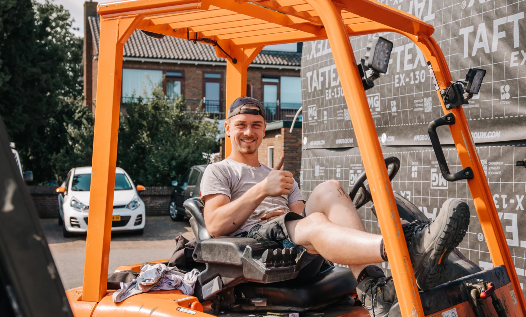 Construction worker giving a thumbs up on a De Prefabriek building site