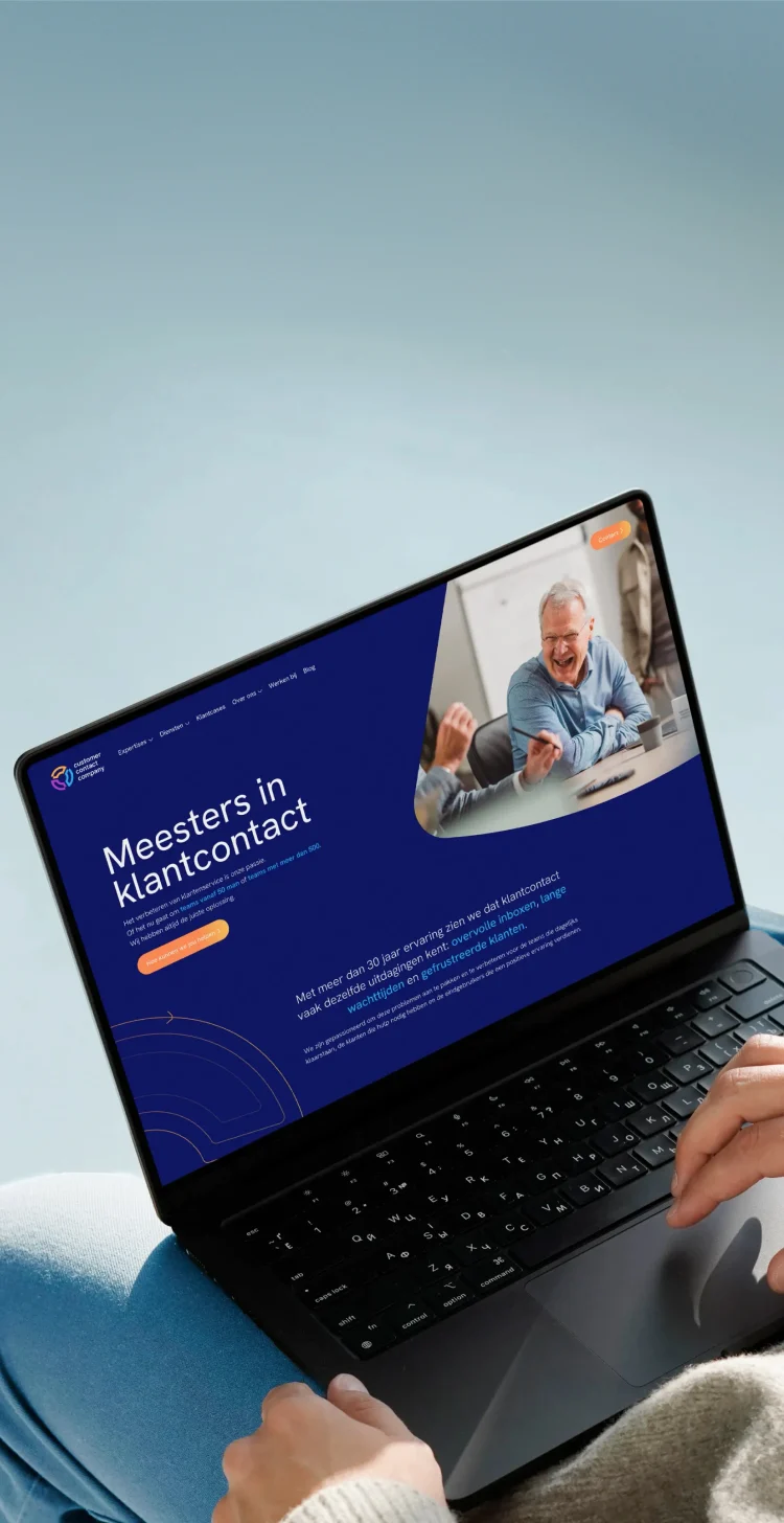 Person holding a laptop displaying the Meesters in klantcontact website design